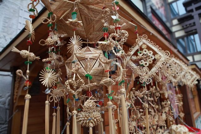 麥稈變廢為寶 農民巧手編織工藝品，年入千元創增收