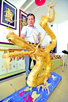 2013片“?！弊主[片拼出5米祥龍 多功能茶臺亮相黃三角早報數字報刊